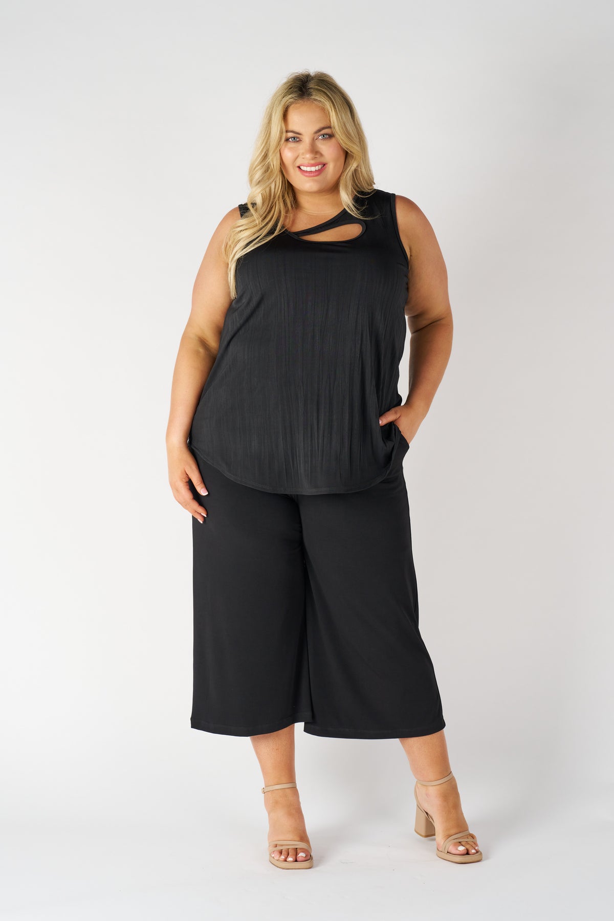 RTM3125-Melinda Crinkle Knit Singlet w/cut out detail